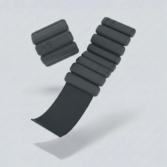 Bracelets lestés noirs Neo-Sweat en suspension, montrant la sangle réglable par scratch pour poignets et chevilles.