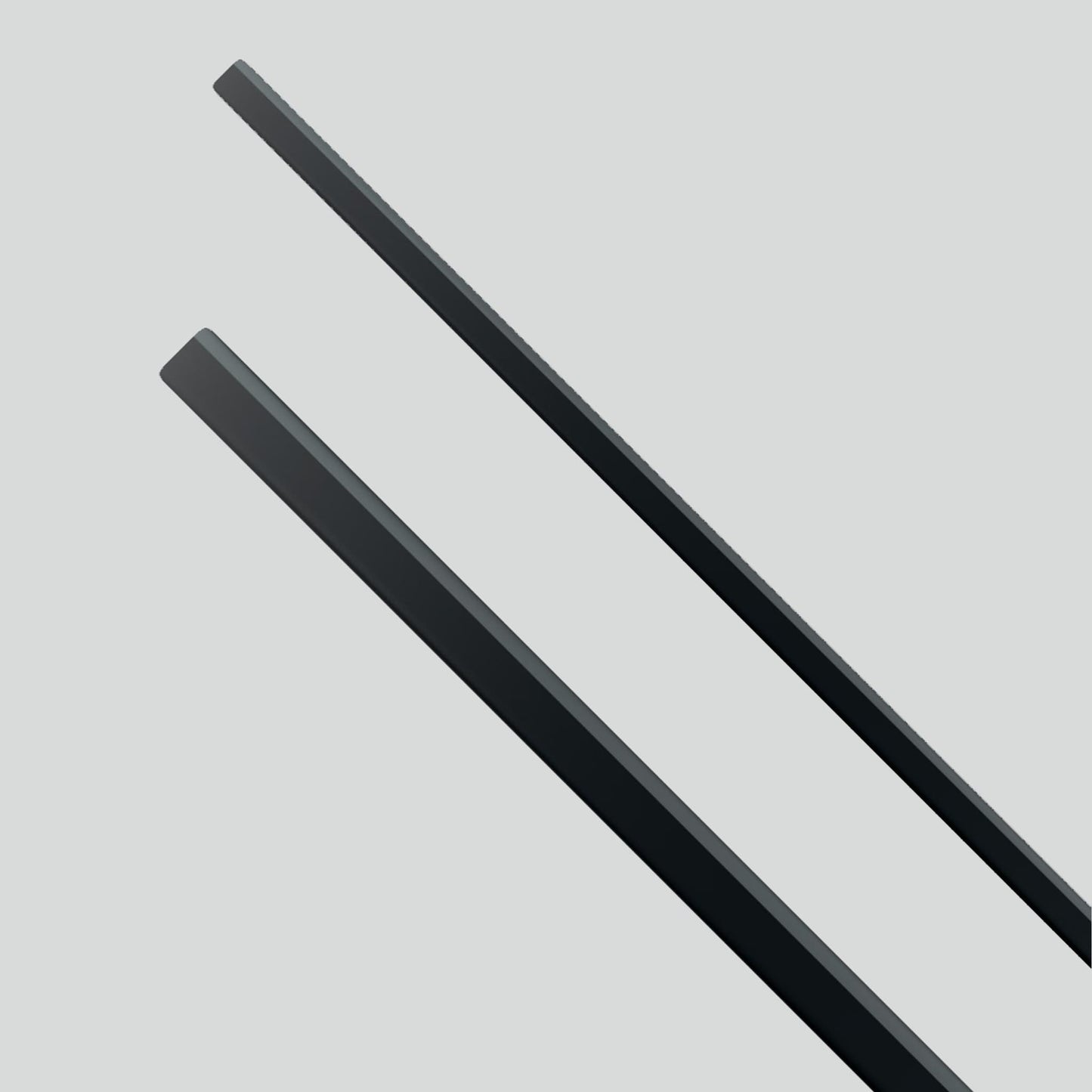 Vue de profil montrant la finesse, les lignes épurées et l'épaisseur du matériau d'un tapis de fitness gris foncé.