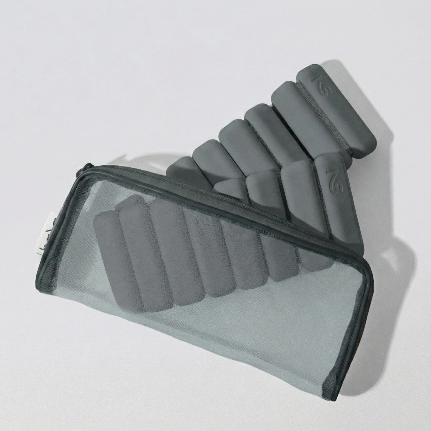 Paire de bracelets lestés Neo-Sweat noirs de 450g rangés dans leur pochette de transport en filet pratique.