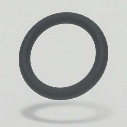 Anneau de musculation lesté de 4,5 kg (10 lb) gris foncé en lévitation sur fond clair.