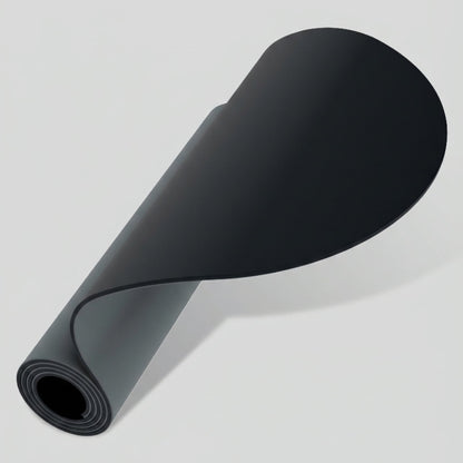 Tapis de sol de sport partiellement enroulé sur lui-même, dévoilant sa surface supérieure grise et son dos noir lisse.