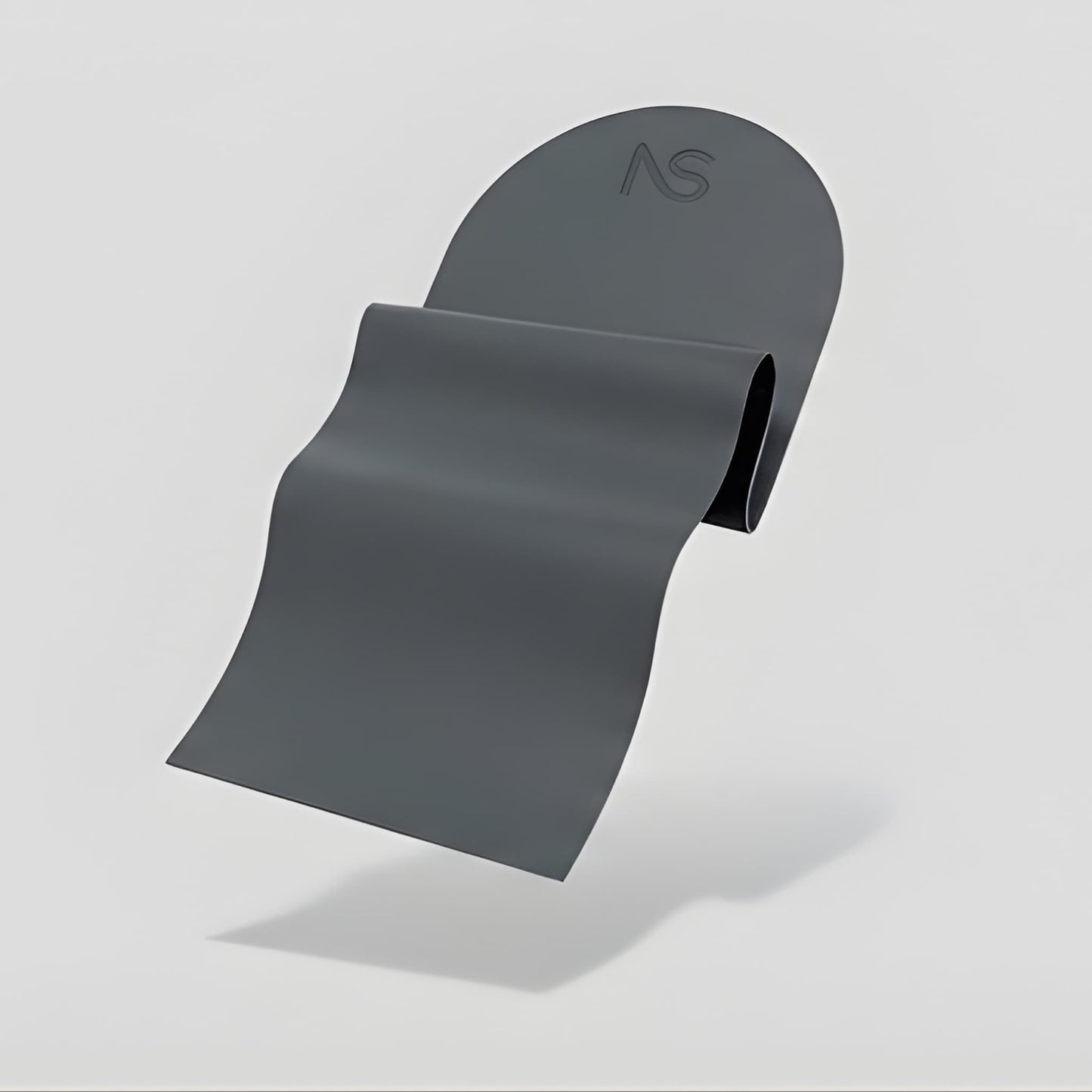 Tapis de sport gris foncé souple avec bord supérieur arrondi, capturé en train de se dérouler en lévitation sur un fond clair.