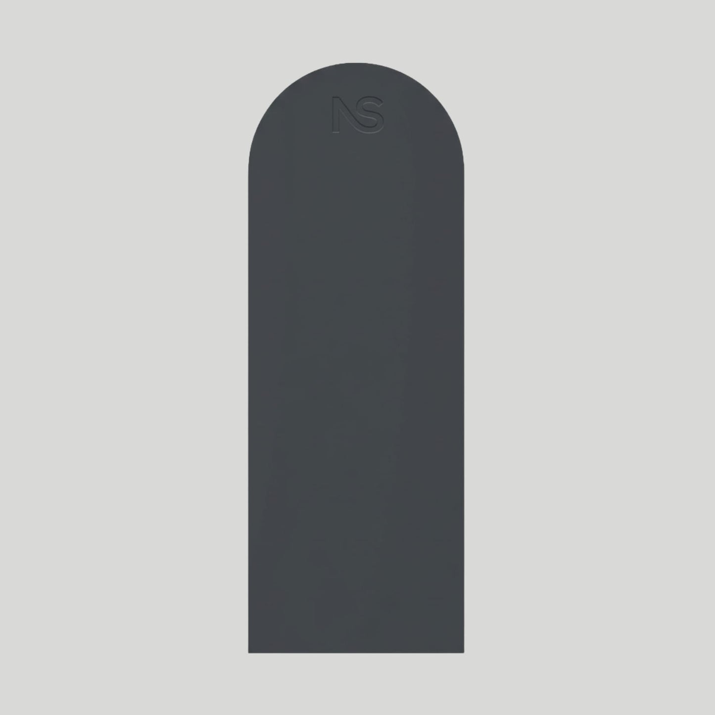 Vue de dessus d'un tapis de sol pour le fitness gris foncé, présentant une forme rectangulaire avec la partie supérieure arrondie et un logo gravé.